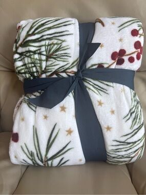 Holiday Pine & Berry Plush Throw Blanket - White/Green